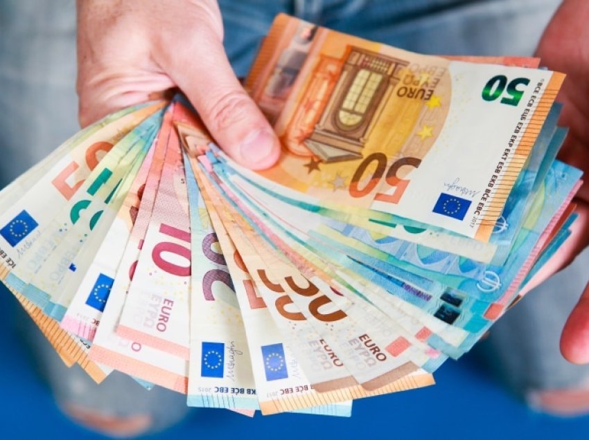 A duhet të bëhet euro monedhë zyrtare në Shqipëri? Përgjigjet  profesori i Financave 