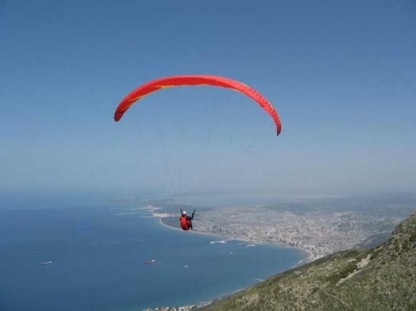 Islami: Një 70-vjeçar dhe një 4-vjeçar fluturuan me parashutë në Vlorë