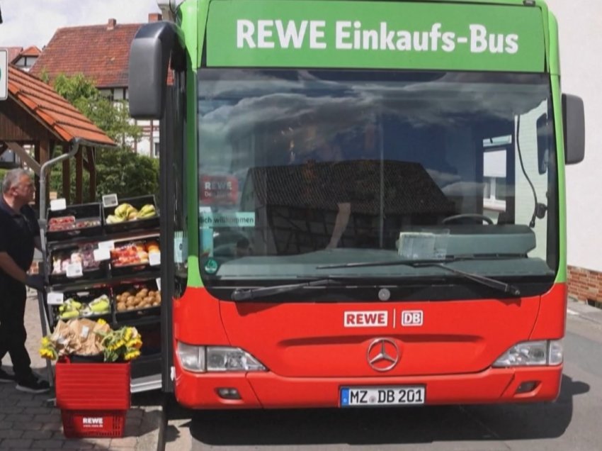 Autobusi-market në Gjermani, udhëton në zonat e largëta rurale për të çuar ushqime