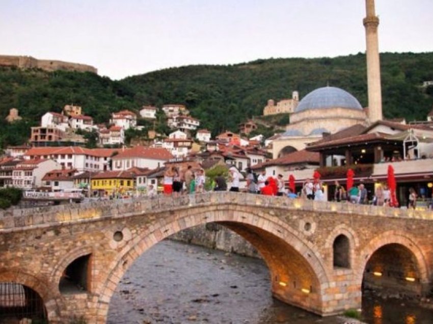 200 studentë të huaj nga 42 shtete pjesë e shkollës verore të Prizrenit