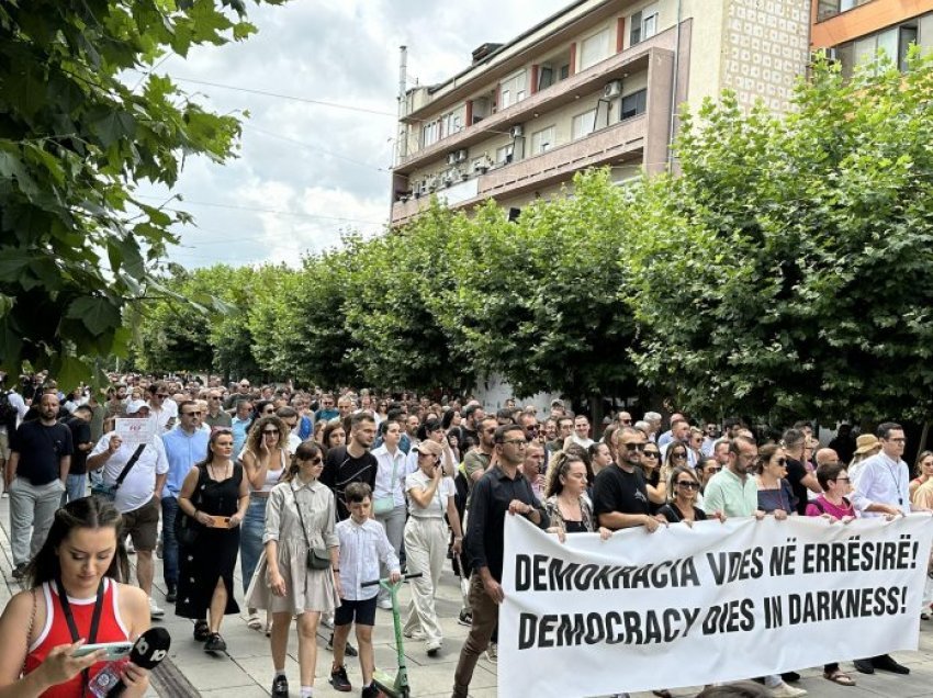 Përfundon protesta e gazetarëve kundër mbylljes së Klan Kosovës