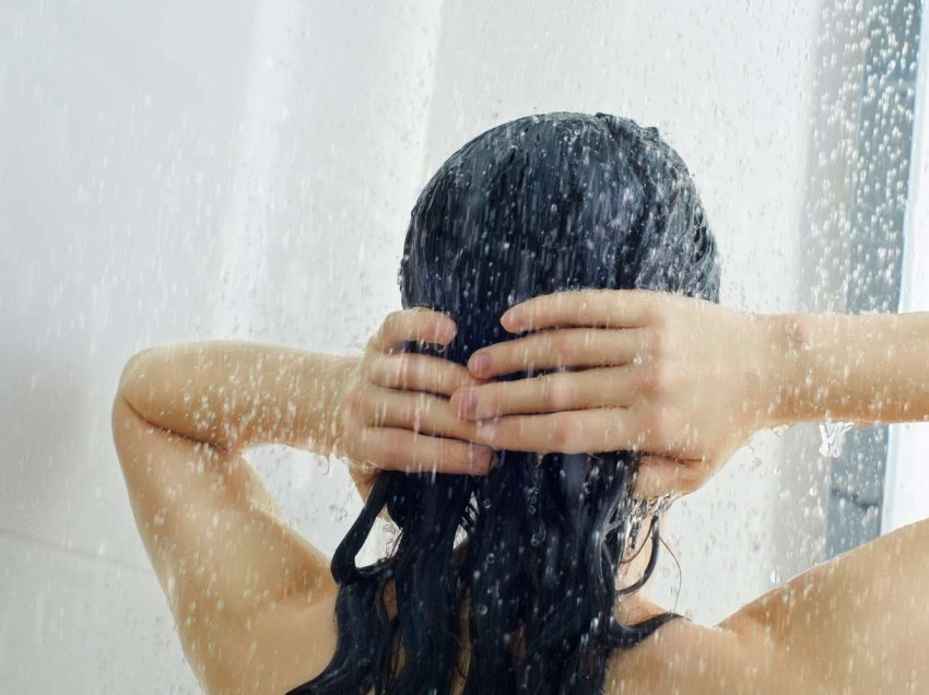 Sa shpesh duhet të bëjmë dush? – përgjigjja e dermatologes do t’ju befasojë