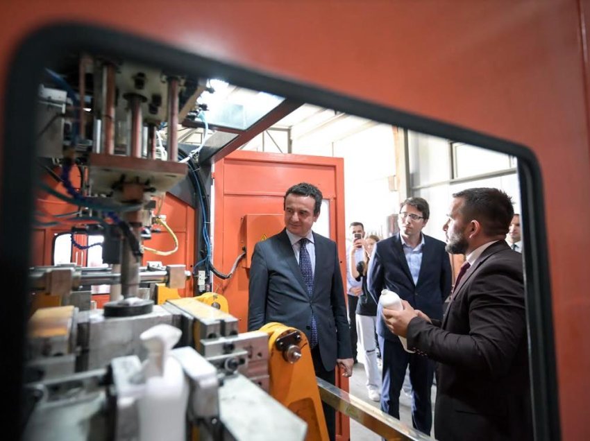 Kryeministri Kurti viziton kompaninë ‘’BBI Plast’’ në Vushtrri, zotohet për mbështetje të bizneseve të vogla e të mesme