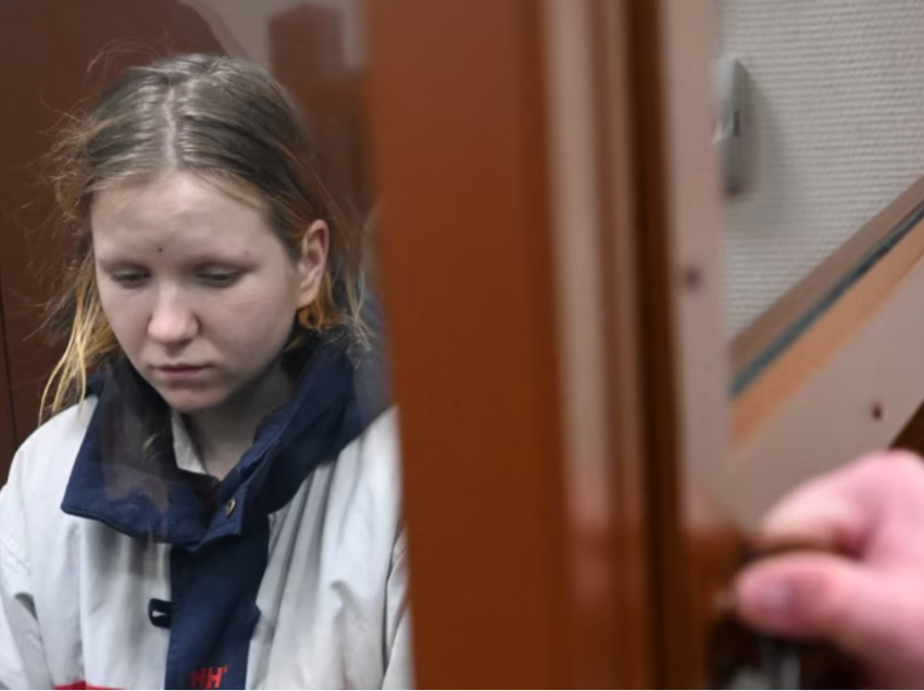 Rusia ia zgjat paraburgimin të dyshuarës për vrasjen e blogerit pro-Kremlinit