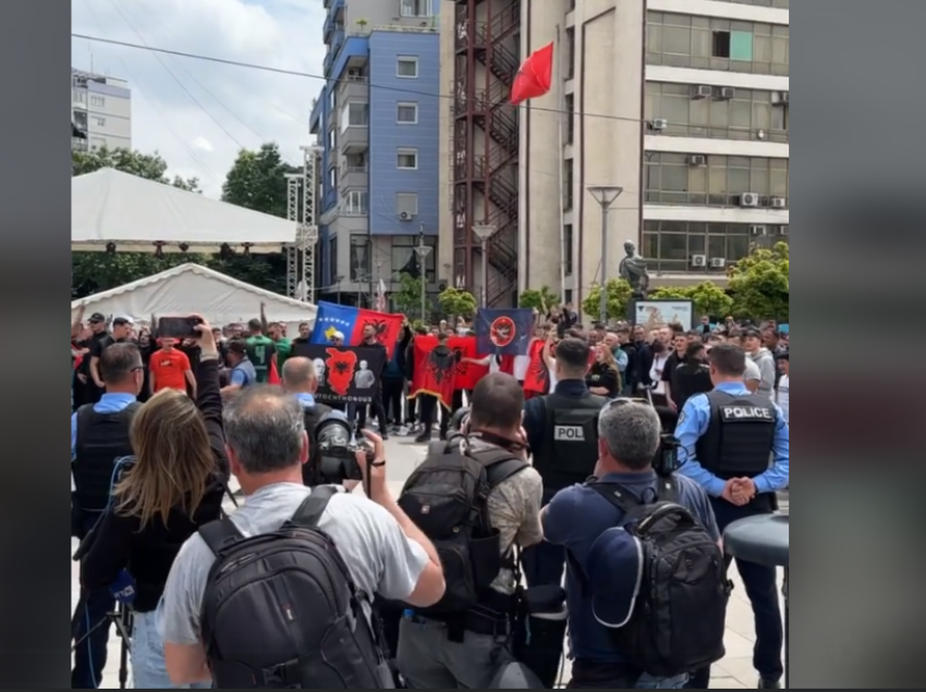 “Jo nuk ndahet Mitrovica”, janë brohoritjet e protestuesve në jug të Ibrit
