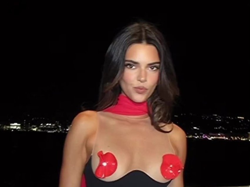Kendall Jenner merr vëmendjen me fustanin provokues në kuvertën e jahtit në Kanë