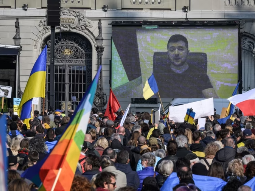 Zvicra bllokon eksportet indirekte të armëve në Ukrainë