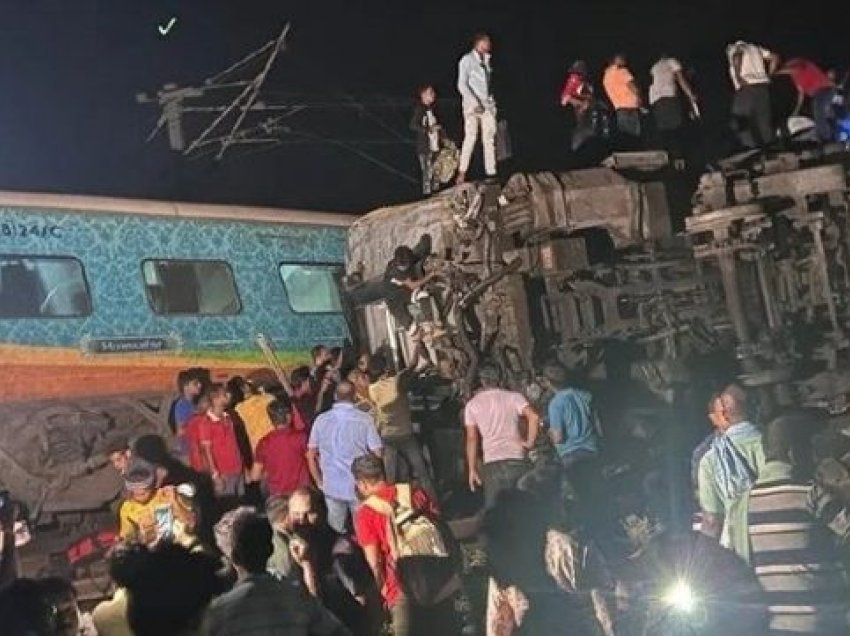 Përplasja e trenave në Indi/ Shkon në 171 numri i viktimave, mbi 800 të plagosur, dhjetëra mbeten nën vagonë