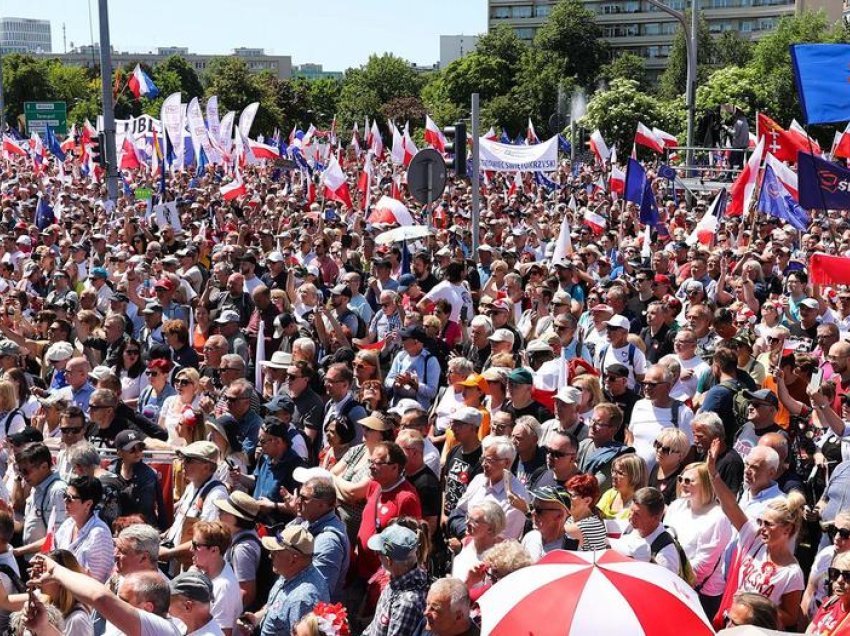 Poloni: Qindra mijëra vetë protestojnë kundër qeverisë