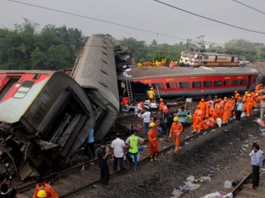 India kërkon hetime të reja për aksidentin vdekjeprurës me tre trena