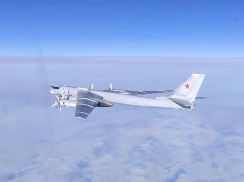 Moska thotë se bombarduesit strategjikë rusë dhe kinezë u shoqëruan nga avionë të paidentifikuar