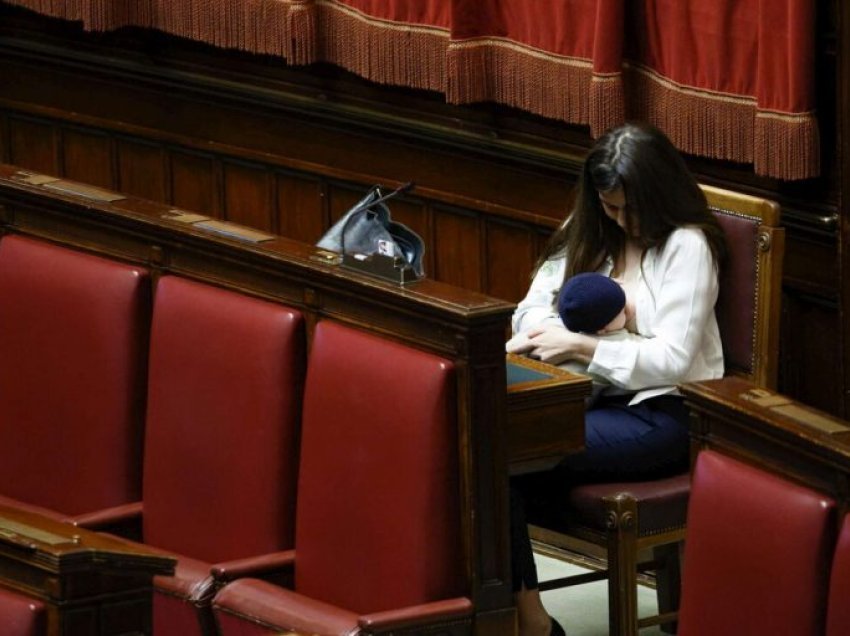 Për herë të parë në Itali, deputetja ushqen të birin me gji në sallën e Parlamentit