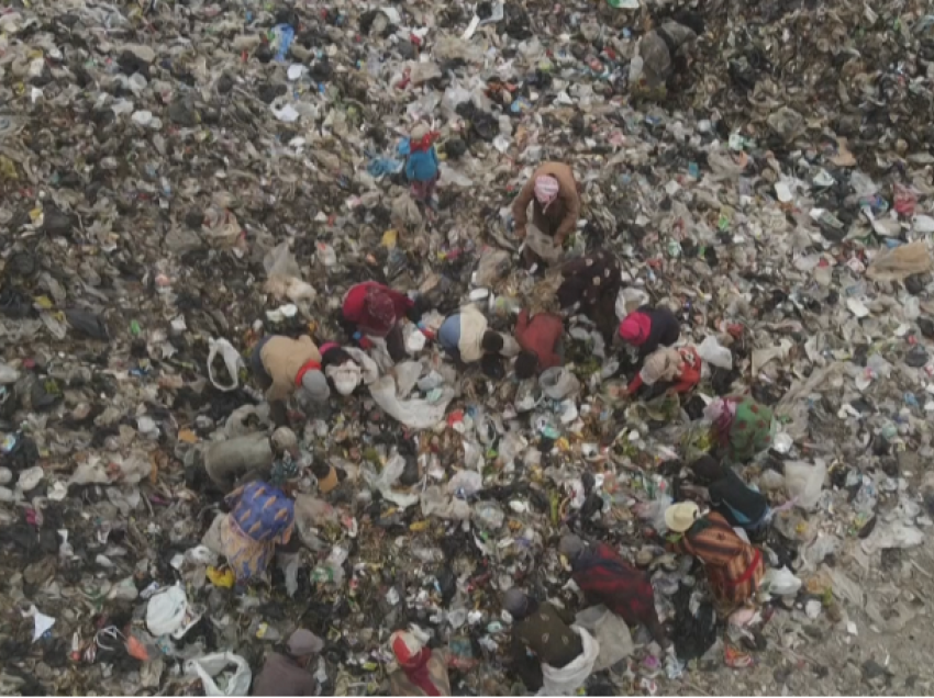 Zgjidhje për mbijetesë! Sirianët kthejnë mbetjet plastike në qilima për të pasur fitime