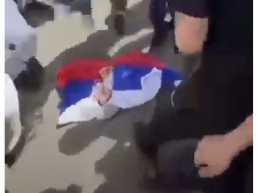 Nxënësit në Gjenevë shkelin flamurin serb si protestë ndaj masakrave në shkollat e Beogradit