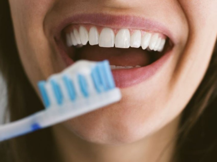 Dentisti: Ky është gabimi më i madh që e bëjmë kur i pastrojmë dhëmbët