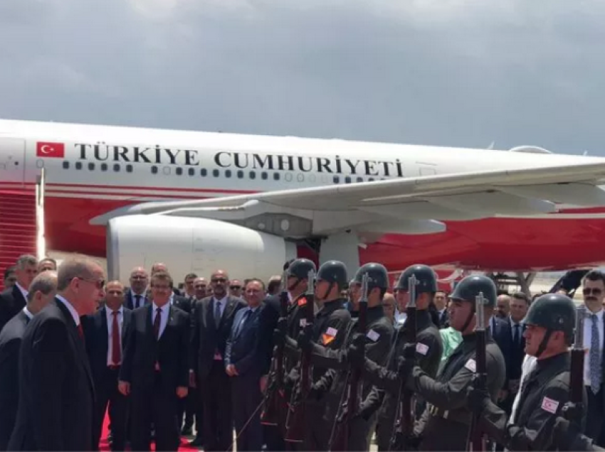Presidenti turk Erdogan mirëpritet në veri të Qipros 