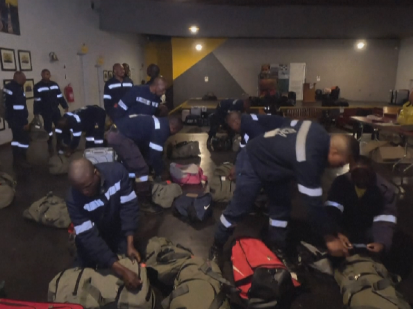Afrika e Jugut dërgon dyqind zjarrfikës për të luftuar flakët në Kanada 