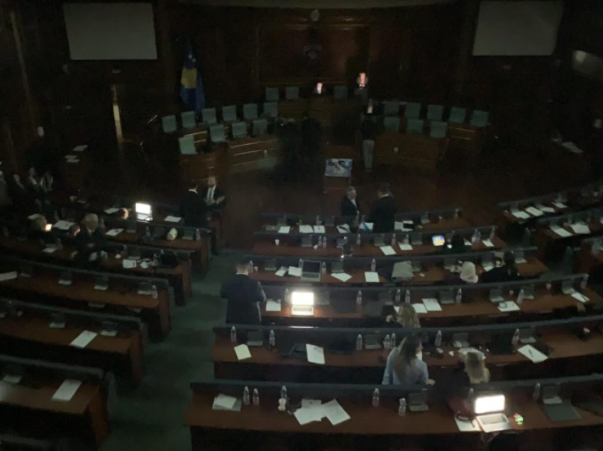 Moti i ligë ia prishë sistemin Kuvendit të Kosovës, deputetët shkojnë në pauzë