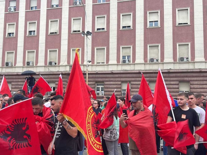 Protesta në Tiranë, qytetarët në mbështetje të Kosovës - kanë një mesazh të fuqishëm