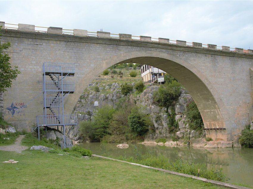 Një grua ka rënë nga Ura e Fshajt në Gjakovë