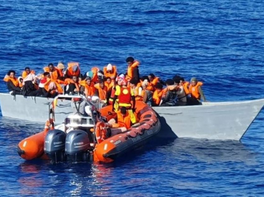 Rrezikonin mbytjen, shpëtohen 117 emigrantë nga Libia