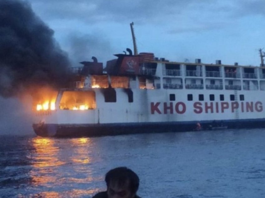 Zjarr i madh në Filipine në një anije me 65 persona në bord, pamjet shokuese