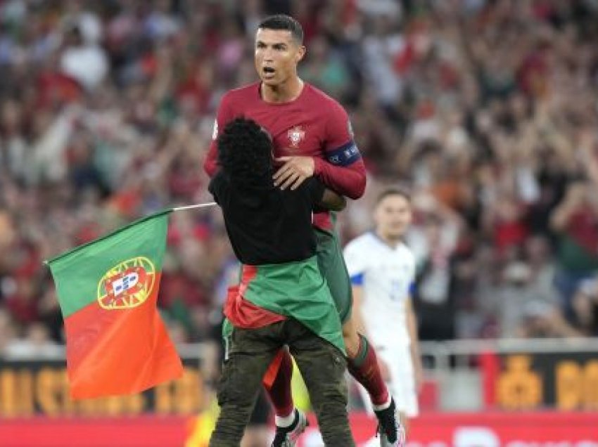 Një tifoz pushton fushën, përqafon Ronaldon dhe e ngre në ajër