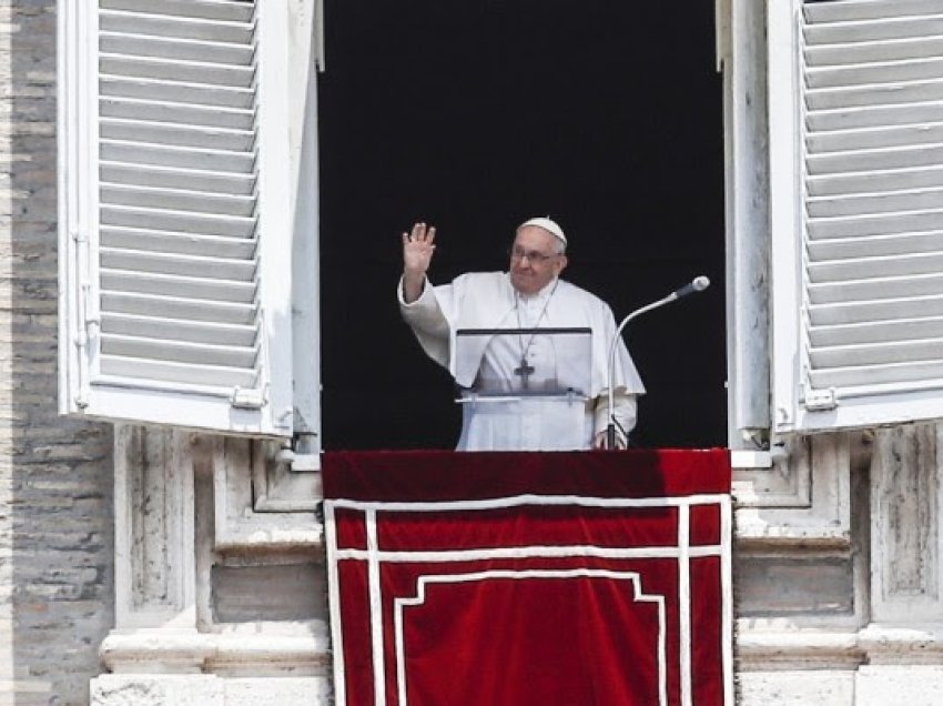 ​Papa Françesku kthehet për të kremtuar Engjëllin pas operacionit