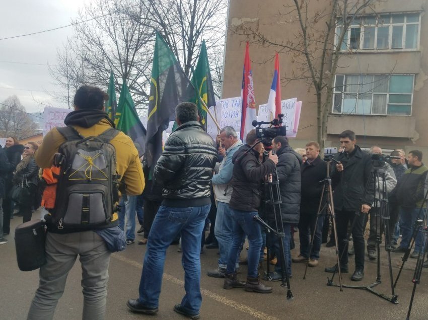 Shpërndahen protestuesit në Leposaviq
