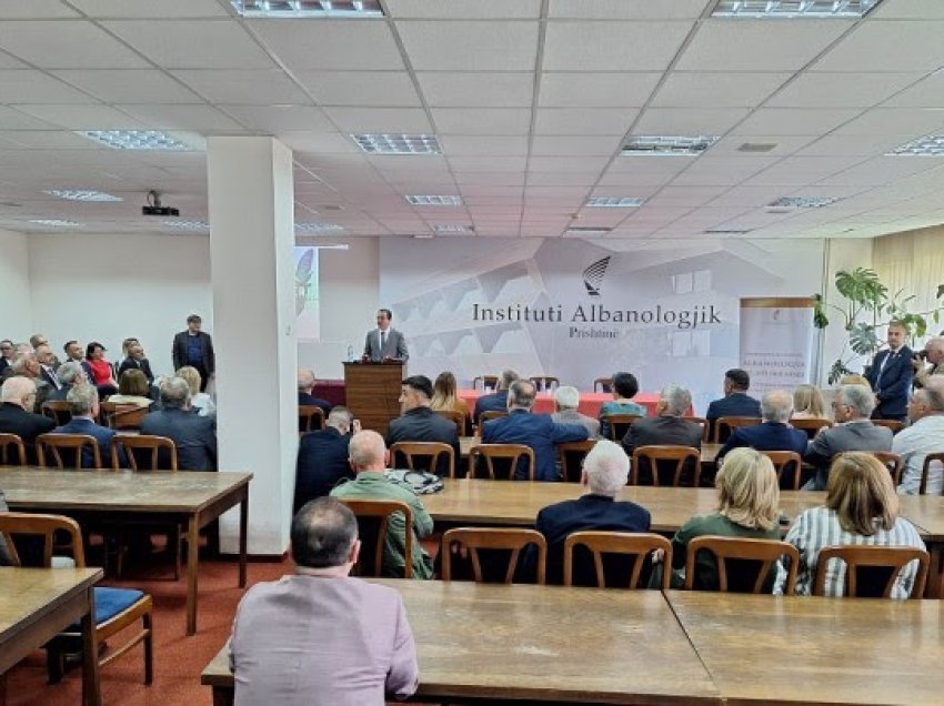 ​Kurti ofron mbështetje për Institutin Albanologjik në 70-vjetorin e themelimit