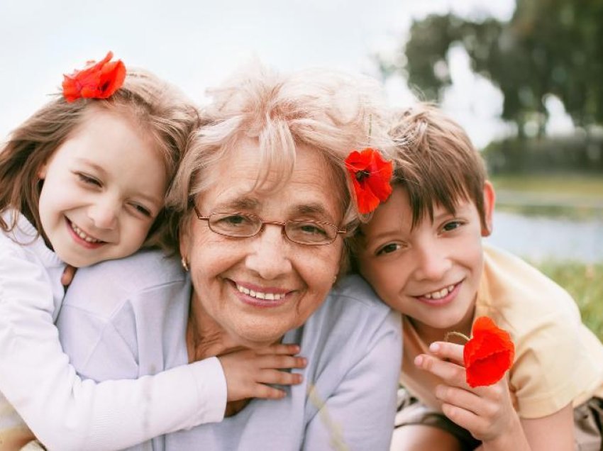 Pse gjyshet duan më shumë nipat dhe mbesat sesa fëmijët e tyre?