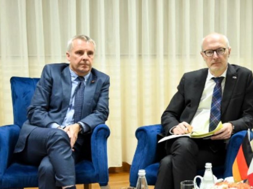 Ambasadori gjerman dhe ai francez: S`është mirë që Kosova të ecë vetëm