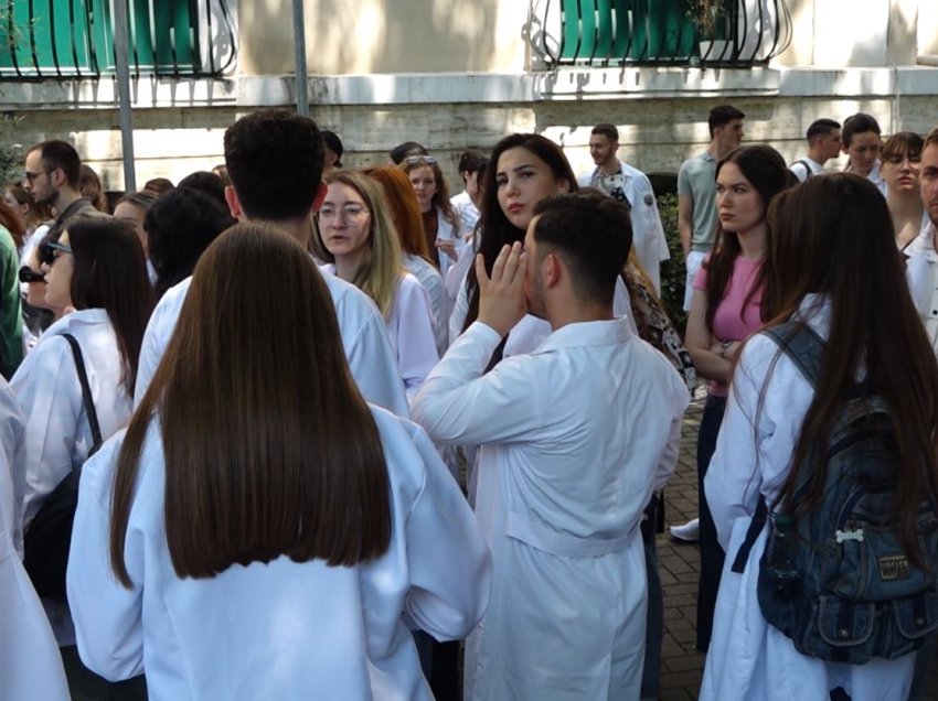 Studentët e mjekësisë sërish në protestë, Gjata: Tarifa reale përllogaritet 3000 €