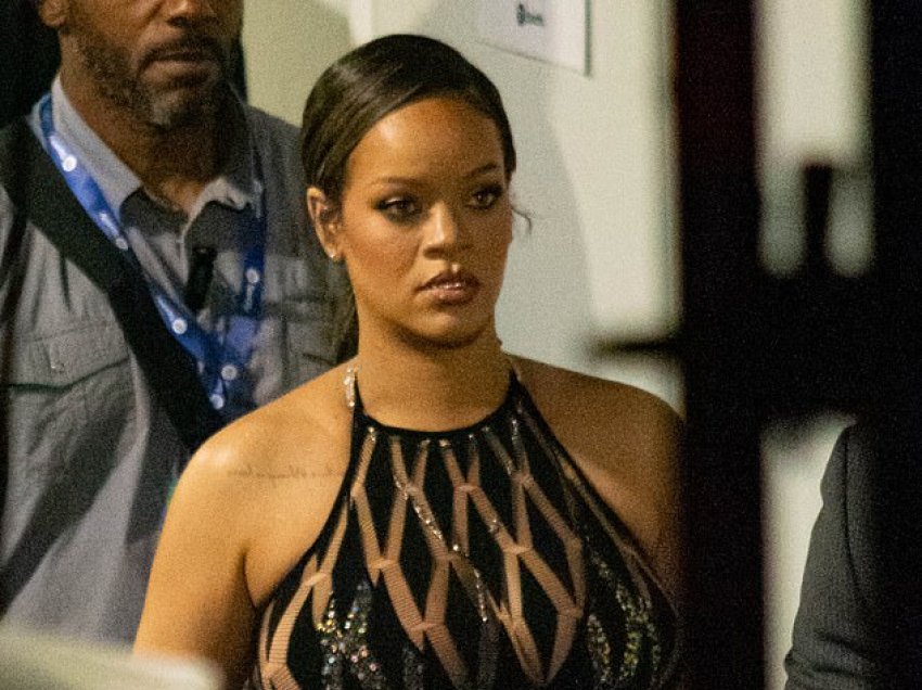 Rihanna shfaqet tërë shkëlqim në daljen e fundit teksa shikon me admirim performancën e partnerit të saj 