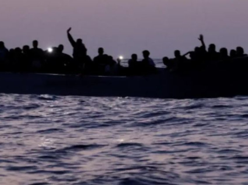 Jepet alarmi, tjetër varkë me emigrantë rrezikon mbytjen në Mesdhe