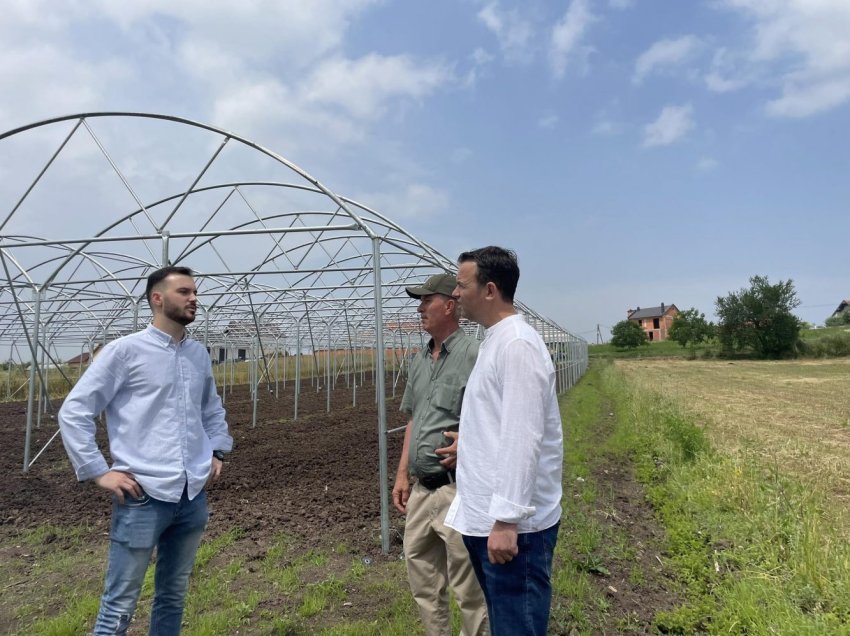 Ministri Peci vazhdon vizitat në terren gjatë fundjavave, i lumtur që grantet po i marrin fermerët meritorë 