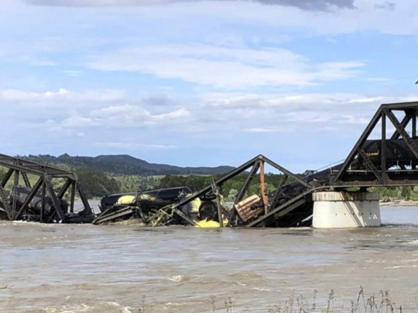 Një tren që transportonte materiale të rrezikshme ra në lumë pas shembjes së një ure në Montana, SHBA