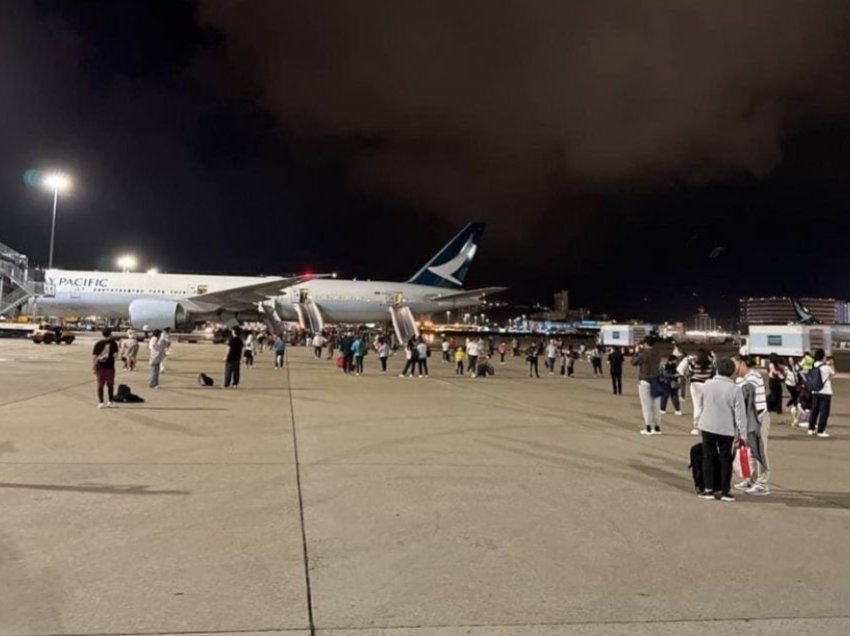 Të paktën 11 pasagjerë u lënduan duke u evakuuar pasi një aeroplan “ndërpreu” ngritjen në aeroportin e Hong Kongut
