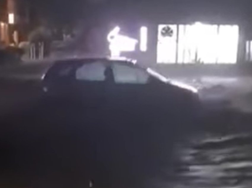 “Mos dil, mos dil”, momenti kur vërshimet në Pejë e marrin një veturë me vete