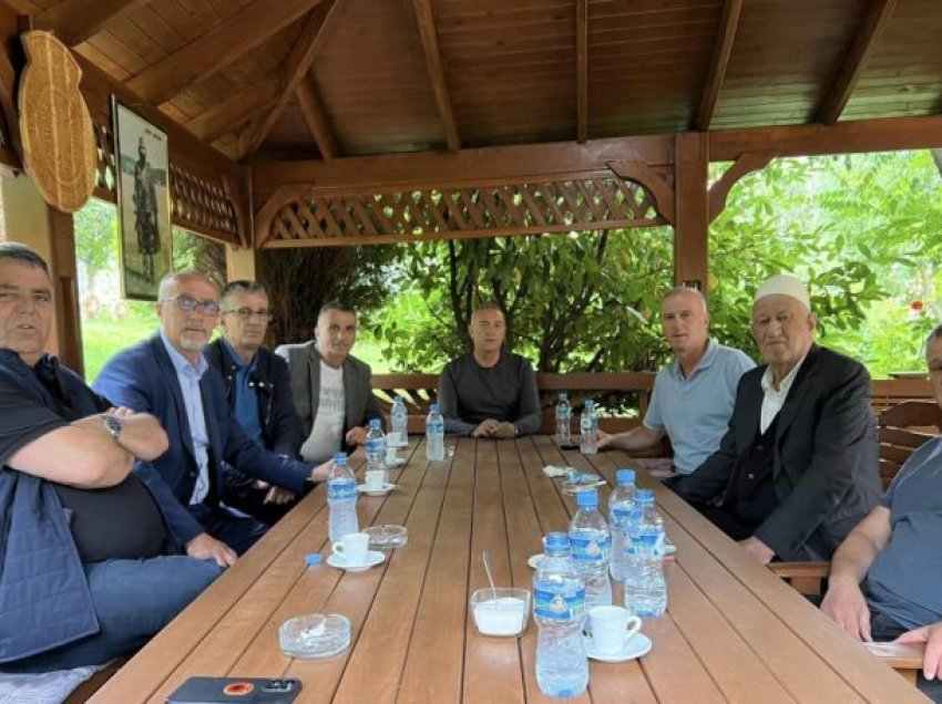 Bekim Haxhiu viziton familjen e Thaçit dhe Veselit për Kurban Bajram
