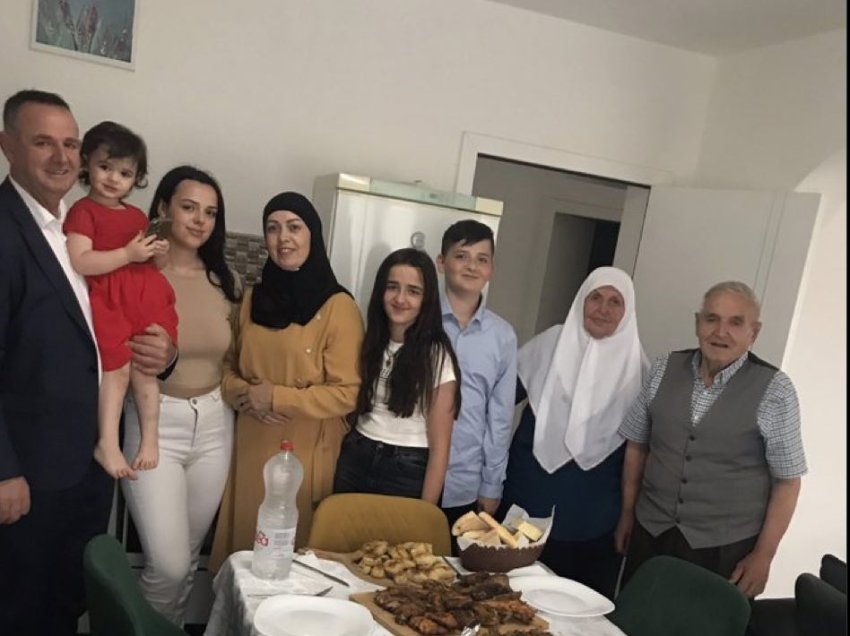 Ambasadori francez e feston Kurban Bajramin në një familje shqiptare 
