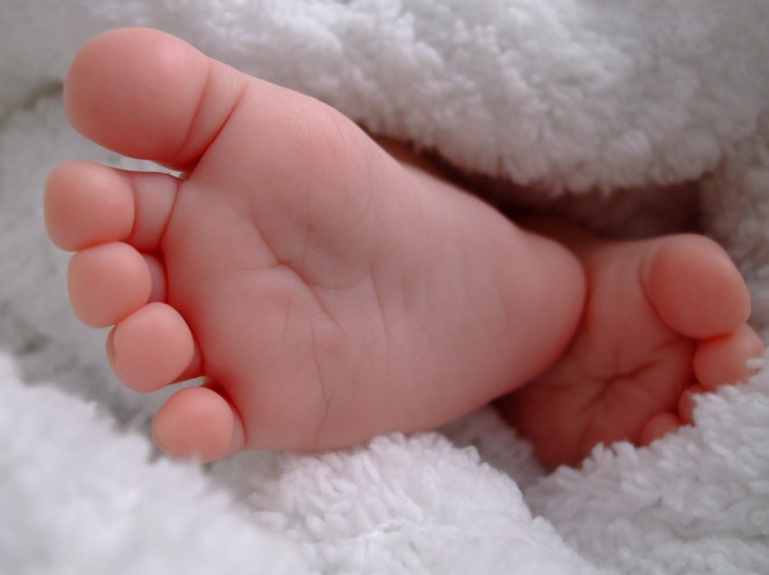 Përse këmbët e bebes mund të kenë shenja të kuqe?
