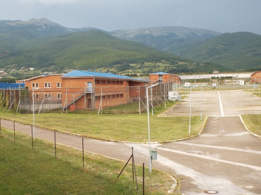 Arrestohet mbikëqyrësi i Burgut të Dubravës, mori 1800 euro për favore ndaj të burgosurve