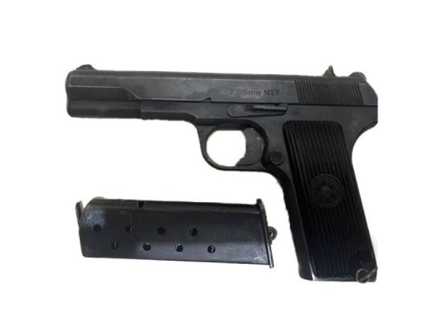 Mitrovicë, një pistoletë u sekuestrua në një veturë me targa të Serbisë