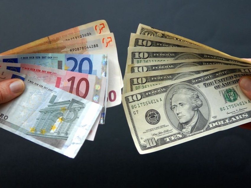 Me sa shiten dhe blihen euro dhe dollari, çfarë ndodh me monedhat e tjera sot