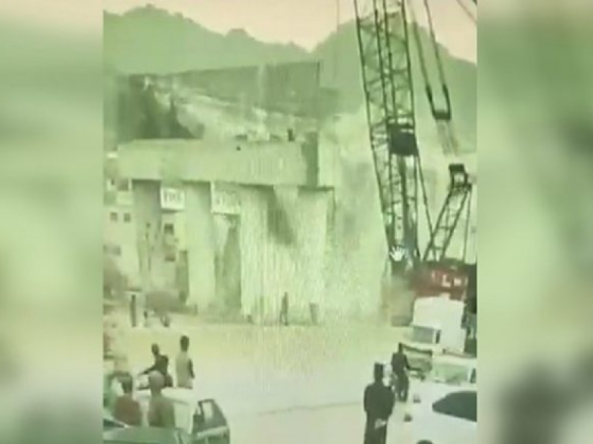 Akoma pa përfunduar punimet, shembet ura në Pakistan
