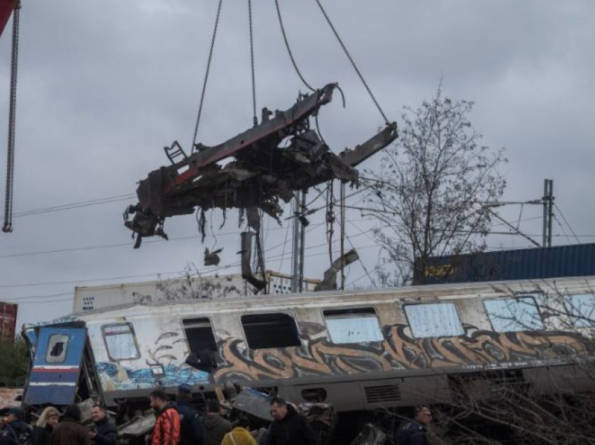 The New York Times: Përplasja e dy trenave i ka kthyer në tragjedi pushimet për të rinjtë grekë