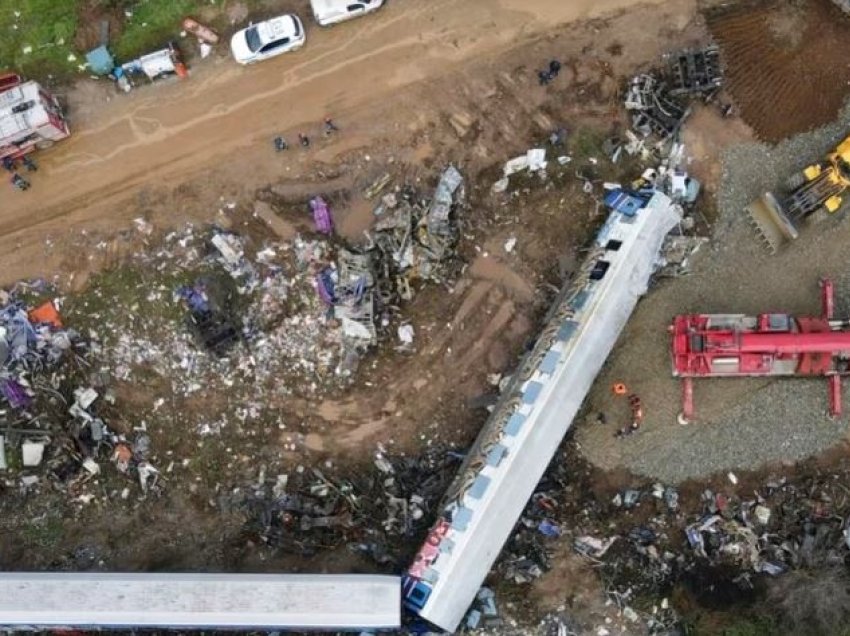 VOA/ Konfirmohen zyrtarisht 4 shqiptarë mes viktimave në aksidentin e trenave në Greqi dhe një i zhdukur