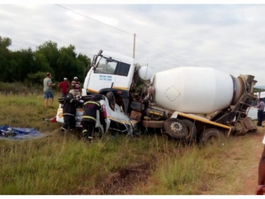 Afrikë e Jugut/ Një kamion përplaset me dy autobusë shkolle, 15 të vdekur