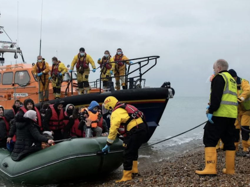 Britania kërkon t’i japë fund kërkesave për azil nga hyrjet përmes varkave të vogla